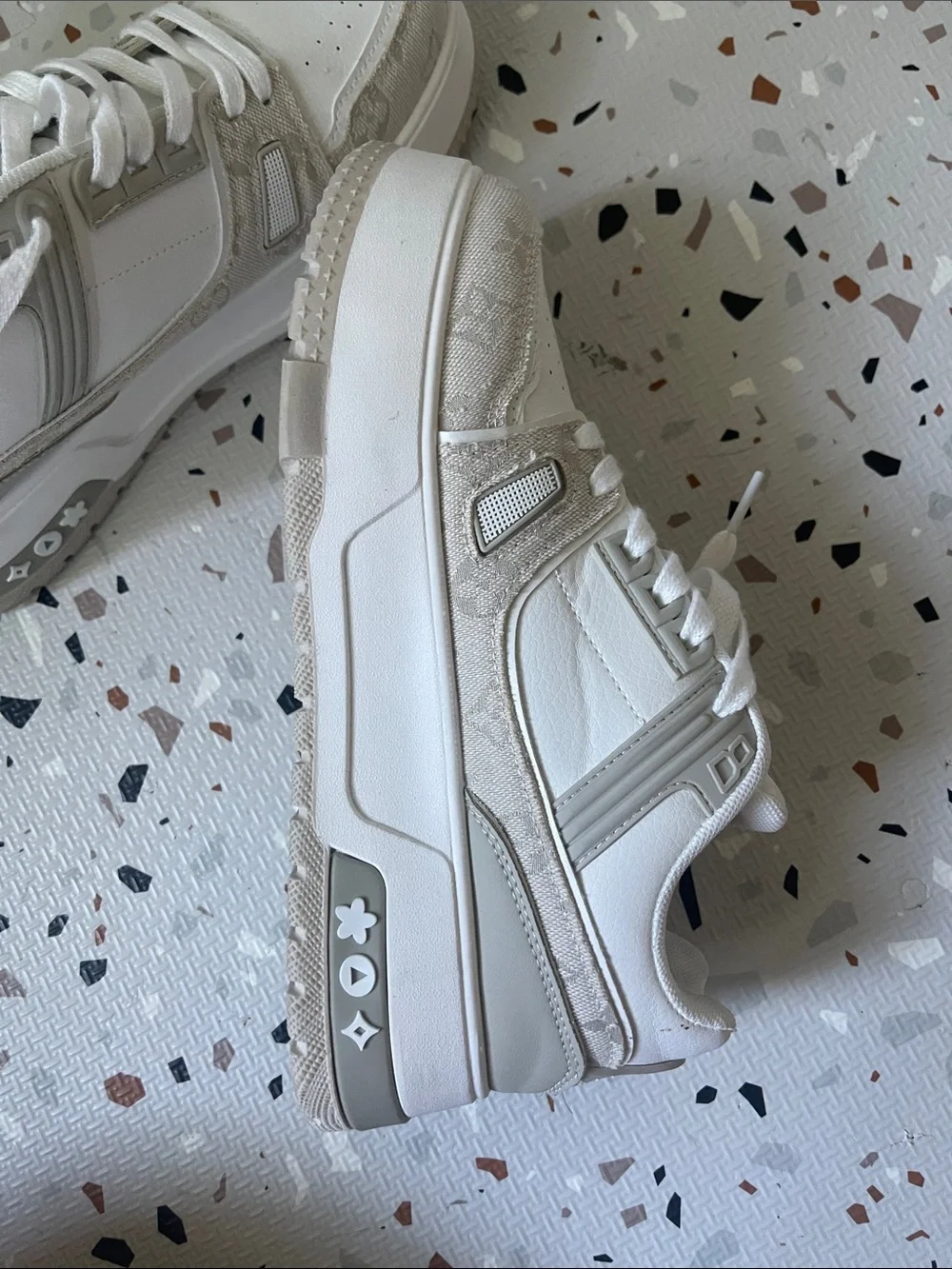 Women’s Low-Top Fashion Sneakers in White and Beige